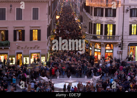 Italien, Rom, Piazza di Spagna, Barcaccia Brunnen und Via Condotti zu Weihnachten Stockfoto