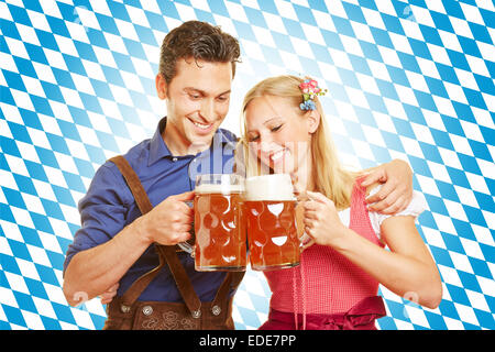 Glückliches paar Bier auf dem Oktoberfest in Bayern Stockfoto