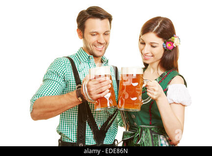 Glückliches Paar in traditioneller Kleidung Biertrinken in Bayern auf dem Oktoberfest Stockfoto