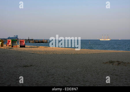 Abend am Strand von Wyk. Die Promenade führt am Strand entlang. Wyk auf Föhr ist eine Stadt im Kreis Nordfriesland auf Foehr Insel in Schleswig-Holstein. Foto: Klaus Nowottnick Datum: 19. April 2014 Stockfoto