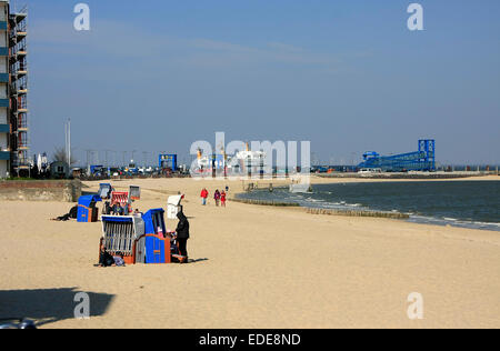 Eingeschränkte Sicht auf den Fährhafen im Vordergrund und den Strand entlang der Promenade. Wyk auf Föhr ist eine Stadt im Kreis Nordfriesland, Schleswig-Holstein, Deutschland-Foto: Klaus Nowottnick Datum: 20. April 2014 Stockfoto