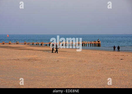 Abend am Strand von Wyk. Die Promenade führt am Strand entlang. Wyk auf Föhr ist eine Stadt im Kreis Nordfriesland auf Foehr Insel in Schleswig-Holstein. Foto: Klaus Nowottnick Datum: 19. April 2014 Stockfoto