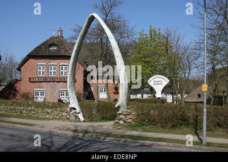 Das Friesische Museum in Wyk auf Föhr. Es ist auch Dr. Carl-Haeberlin-friesischen Museum genannt. Zwei große unter Kieferknochen eines Blauwals bilden den Eingang zum Museum. Foto: Klaus Nowottnick Datum: 24. April 2010 Stockfoto