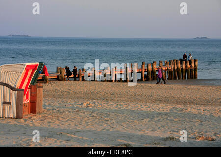 Abend am Strand von Wyk. Die Promenade führt am Strand entlang. Wyk auf Föhr ist eine Stadt im Kreis Nordfriesland auf Foehr Insel in Schleswig-Holstein. Foto: Klaus Nowottnick Datum: 19. April 2014 Stockfoto