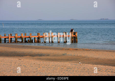 Abend am Strand von Wyk. Die Promenade führt am Strand entlang. Wyk auf Föhr ist eine Stadt im Kreis Nordfriesland auf Foehr Insel in Schleswig-Holstein. Foto: Klaus Nowottnick Datum: 19. April 2014 Stockfoto