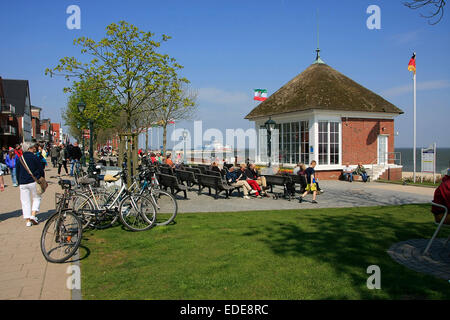 Die Promenade in Wyk läuft am Strand entlang. Wyk auf Föhr ist eine Stadt im Bezirk von Nord Friesland in Schleswig-Holstein, Deutschland-Foto: Klaus Nowottnick Datum: 20. April 2014 Stockfoto