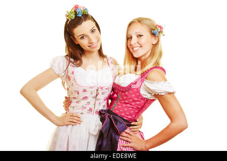 Zwei glückliche Frauen in rosa Dirndl Kleid in Bayern auf dem Oktoberfest Stockfoto