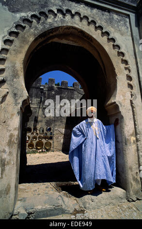 Marokko, Tanger, Kasbah, Bab El Assa Gate, marokkanischer Mann in traditioneller Kleidung Stockfoto