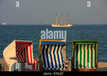 Segelschiff am Abend auf dem Meer vor Wyk auf Föhr. Die Strandpromenade von Wyk auf Föhr geht entlang Parallel zum Strand. Foto: Klaus Nowottnick Datum: 19. April 2014 Stockfoto