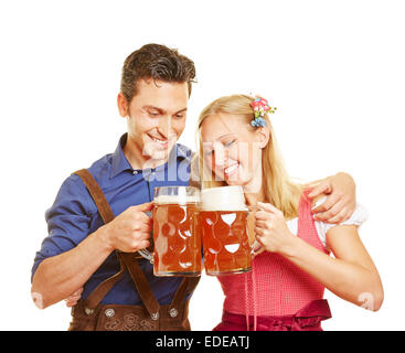 Glückliches Paar in Bayern klirrendes Bier Gläser in Bayern Stockfoto