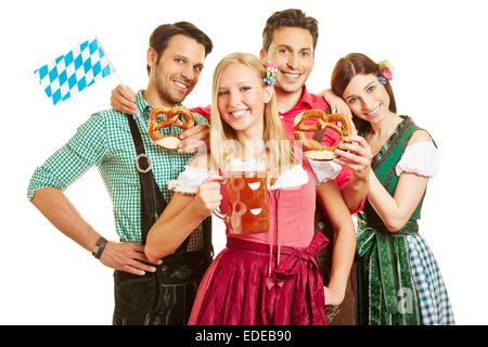 Glückliche Gruppe von Freunden feiert Oktoberfest mit Bier und Brezel Stockfoto