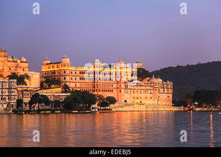 Udaipur City Palace in Rajasthan sState, Indien am Abend Stockfoto