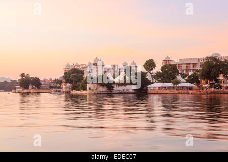 Blick auf Lake Pichola in Udaipur, Indien am Abend Stockfoto