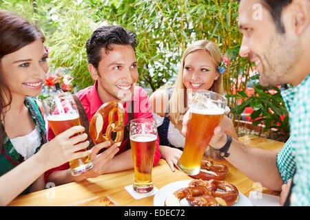 Gruppe der happy Friends sprechen in Bier Garten im Sommer in Bayern Stockfoto