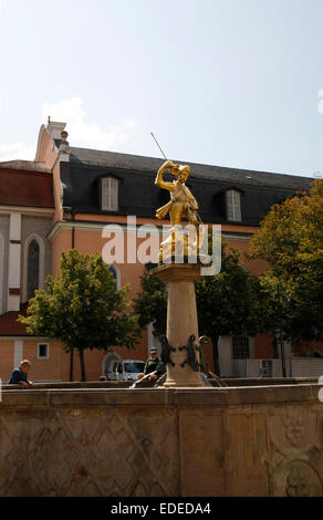 Die George-Brunnen in Eisenach wurde im Jahre 1549 auf dem Marktplatz errichtet. Er ist ein Denkmal der Geschichte der Stadt. Er erinnert an die Stadt Patron Saint George. Foto: Klaus Nowottnick Datum: 21. August 2014 Stockfoto