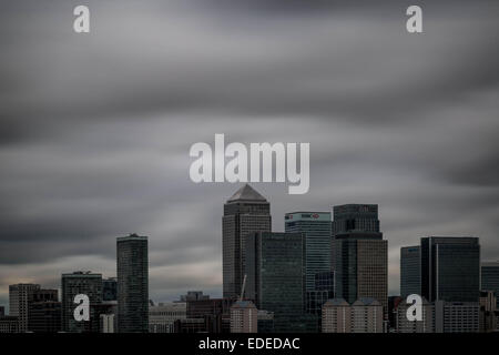 London, UK. 6. Januar 2015.  UK-Wetter. Schnell bewegenden Gewitterwolken über Canary Wharf Gebäude Credit: Guy Corbishley/Alamy Live News Stockfoto