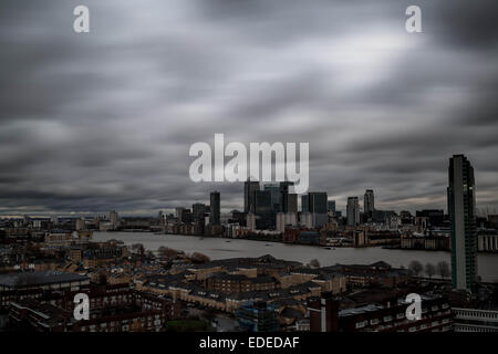 London, UK. 6. Januar 2015.  UK-Wetter. Schnell bewegenden Gewitterwolken über Canary Wharf Gebäude Credit: Guy Corbishley/Alamy Live News Stockfoto