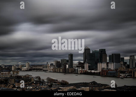 London, UK. 6. Januar 2015.  UK-Wetter. Schnell bewegenden Gewitterwolken über Canary Wharf Gebäude Credit: Guy Corbishley/Alamy Live News Stockfoto