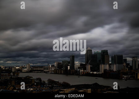 London, UK. 6. Januar 2015.  UK-Wetter. Schnell bewegenden Gewitterwolken über Canary Wharf Gebäude Credit: Guy Corbishley/Alamy Live News Stockfoto