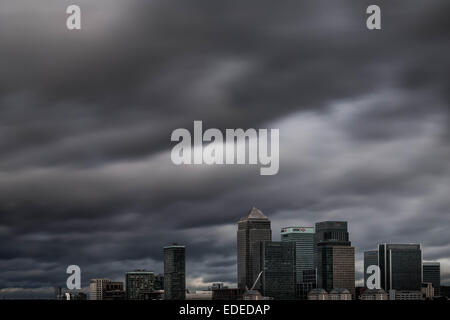 London, UK. 6. Januar 2015.  UK-Wetter. Schnell bewegenden Gewitterwolken über Canary Wharf Gebäude Credit: Guy Corbishley/Alamy Live News Stockfoto