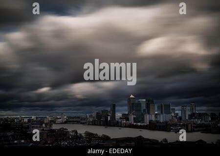 London, UK. 6. Januar 2015.  UK-Wetter. Schnell bewegenden Gewitterwolken über Canary Wharf Gebäude Credit: Guy Corbishley/Alamy Live News Stockfoto