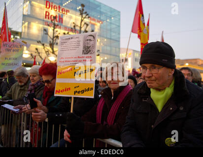 Stuttgart, Deutschland. 5. Januar 2015. Demonstranten halten einen Banner in ihren Händen, der "Nein zu Nazis" während einer Protestkundgebung gegen den rechten populistischen Konzern Pegida (Patriotischen Europäer gegen die Islamisierung des Abendlandes) in Stuttgart, Deutschland, 5. Januar 2015 liest. Foto: Inga Kjer/Dpa/Alamy Live News Stockfoto