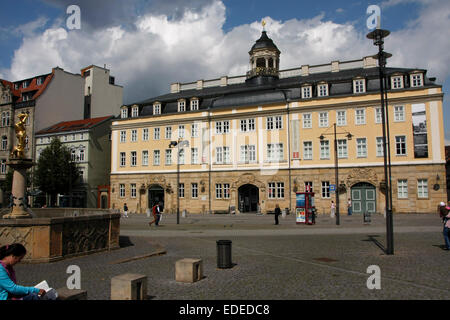 Der Marktplatz in Eisenach. Auf der rechten Seite das Rathaus und vor dem Stadtschloss, welche aus dem Jahr 1742 bis 1747 von Herzog Ernst August errichtet wurde. Foto: Klaus Nowottnick Datum: 21. August 2014 Stockfoto