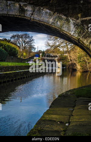 Doweley Lücke Sperren durch Brückenbogen, Leeds-Liverpool-Kanal zu sehen. Stockfoto