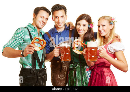 Glückliche Gruppe von Menschen mit Bier und Brezel, die Spaß am Oktoberfest Stockfoto