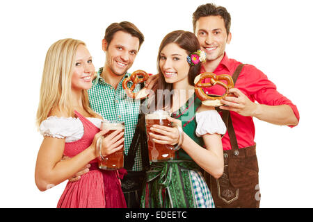 Glückliche Gruppe von Menschen auf dem Oktoberfest mit Bier und Brezel Stockfoto