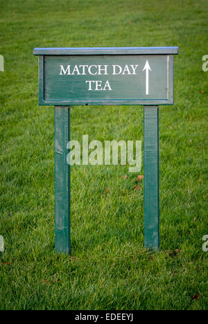 Spiel Tag Tee Schild mit Richtungspfeil am Ampleforth College, Yorkshire Stockfoto