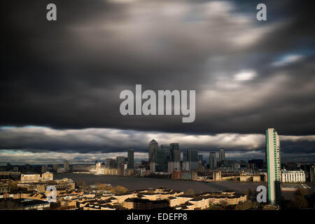 London, UK. 6. Januar 2015.  UK-Wetter. Schnell bewegenden Gewitterwolken über Canary Wharf Gebäude Credit: Guy Corbishley/Alamy Live News Stockfoto