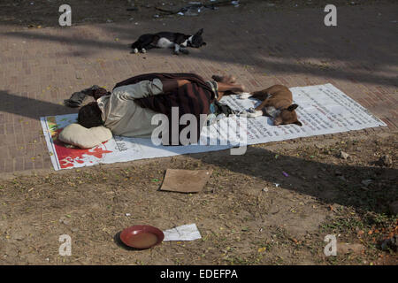 Dhaka, Bangladesch. 6. Januar 2015. Ein Mann schläft in einem Park in Dhaka.The Zahl der Klimaflüchtlinge in der Hauptstadt wächst täglich. Überschwemmungen durch Client Änderung hat die Häuser und die Existenzgrundlage tausender übernommen. Es wird geschätzt, dass das Land bis zum Jahr 2050 mehr als 20 Millionen Klimaflüchtlinge hätte. © Zakir Hossain Chowdhury/ZUMA Draht/Alamy Live-Nachrichten Stockfoto