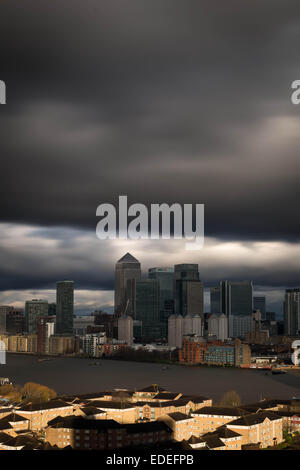 London, UK. 6. Januar 2015.  UK-Wetter. Schnell bewegenden Gewitterwolken über Canary Wharf Gebäude Credit: Guy Corbishley/Alamy Live News Stockfoto