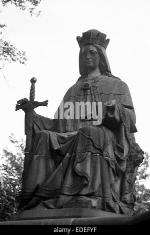 Schwarz / weiß Bild der Statue der Königin Victoria, das in der Sheffield Botanical Gardens bis ca. 2004 aufgestellt wurde. Stockfoto