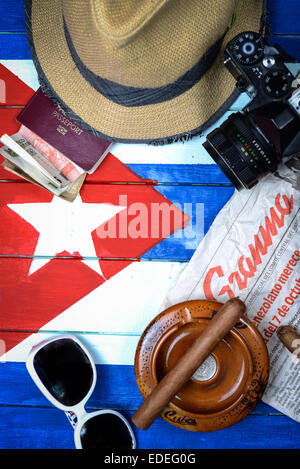 Kubanische Zigarren auf Kuba Nationalflagge mit touristischen Zubehör und Kommunismus ähnliche Artikel, Stockfoto