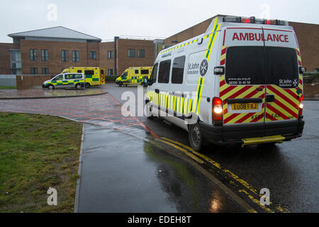 Norwich, Vereinigtes Königreich. 6. Januar 2015. Krankenwagen-Warteschlange in Norfolk und Norwich University Hospital Unfall- und Notaufnahme. NNUH A&E The N & N hat eine "interne Grossereignis" aufgrund der großen Nachfrage auf die Rettungsdienste heute erklärt. Bildnachweis: Jason Bye/Alamy Live-Nachrichten Stockfoto