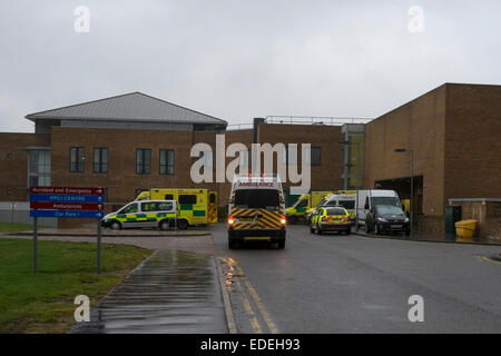 Norwich, Vereinigtes Königreich. 6. Januar 2015. Krankenwagen-Warteschlange in Norfolk und Norwich University Hospital Unfall- und Notaufnahme. NNUH A&E The N & N hat eine "interne Grossereignis" aufgrund der großen Nachfrage auf die Rettungsdienste heute erklärt. Bildnachweis: Jason Bye/Alamy Live-Nachrichten Stockfoto