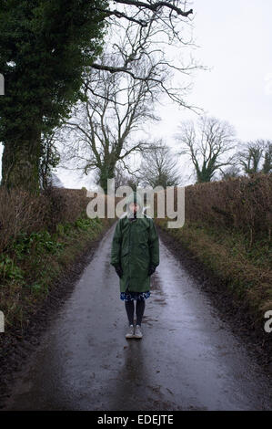 Eine Frau steht auf einem Feldweg Stockfoto