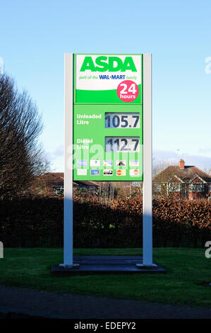 Sutton-In-Ashfield, Nottinghamshire, UK. 6. Januar 2015. ASDA Supermarkt fallen ihre Treibstoffpreise heute durch eine weitere 2 Pence pro Liter. Bildnachweis: IFIMAGE/Alamy Live-Nachrichten Stockfoto