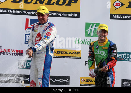 Jason Plato (GBR) MG KX Clubcard Kraftstoff sparen MG6 GT und Colin Turkington (GBR) eBay Motors BMW 125i M Sport Stockfoto