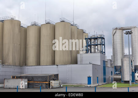 Moderne Brauerei Hof gegen bewölktem Himmel Stockfoto