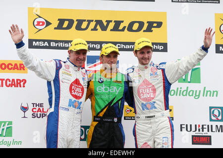 Podium, Jason Plato (GBR) MG KX Clubcard Kraftstoff sparen MG6 GT, Colin Turkington (GBR) eBay Motors BMW 125i M Sport und Sam Tordoff Stockfoto