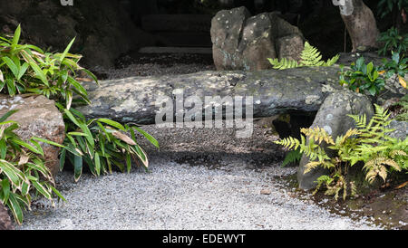 Taizo-in Zen Tempel, Myoshin-JI, Kyoto, Japan. Eine Steinbrücke im 16. Jahrhundert überquert das „Meer“ aus trockenem Kies Stockfoto