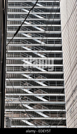 Kyoto, Japan. Feuerleiter auf ein Multi-geschossiges Gebäude im Zentrum Stadt Stockfoto