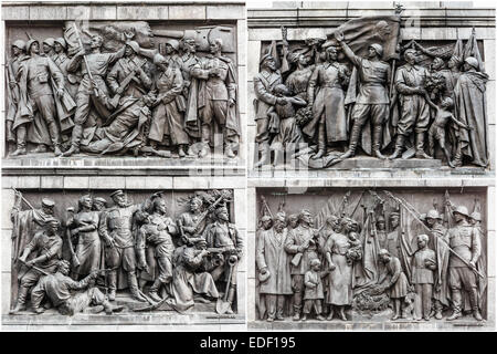 Bas-Relief-Szenen an der Wand der Stele zum Gedenken an den großen Vaterländischen Krieg eingestellt. Siegesplatz - Symbol Belar Stockfoto