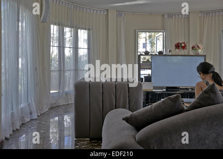 Moderne Wohnlandschaft mit weichen Möbeln und Boden bis zur Decke weißer Vorhängen. S. E. Asien Thailand Stockfoto