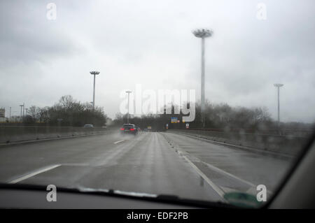 Fahren im Regen nähert sich der Stadt Leverkusen, Nordrhein-Westfalen, Deutschland. Stockfoto