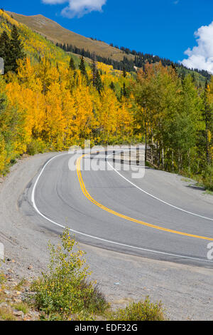 Fallen Sie auf Route 550 San Juan Skyway Scenic Byway auch bekannt als Million Dollar Highway zwischen Ouray und Silverton in Colorado Stockfoto