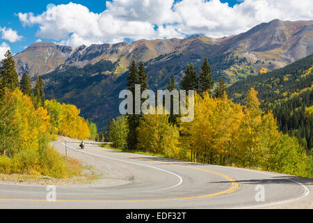 Fallen Sie auf Route 550 San Juan Skyway Scenic Byway auch bekannt als Million Dollar Highway zwischen Ouray und Silverton in Colorado Stockfoto